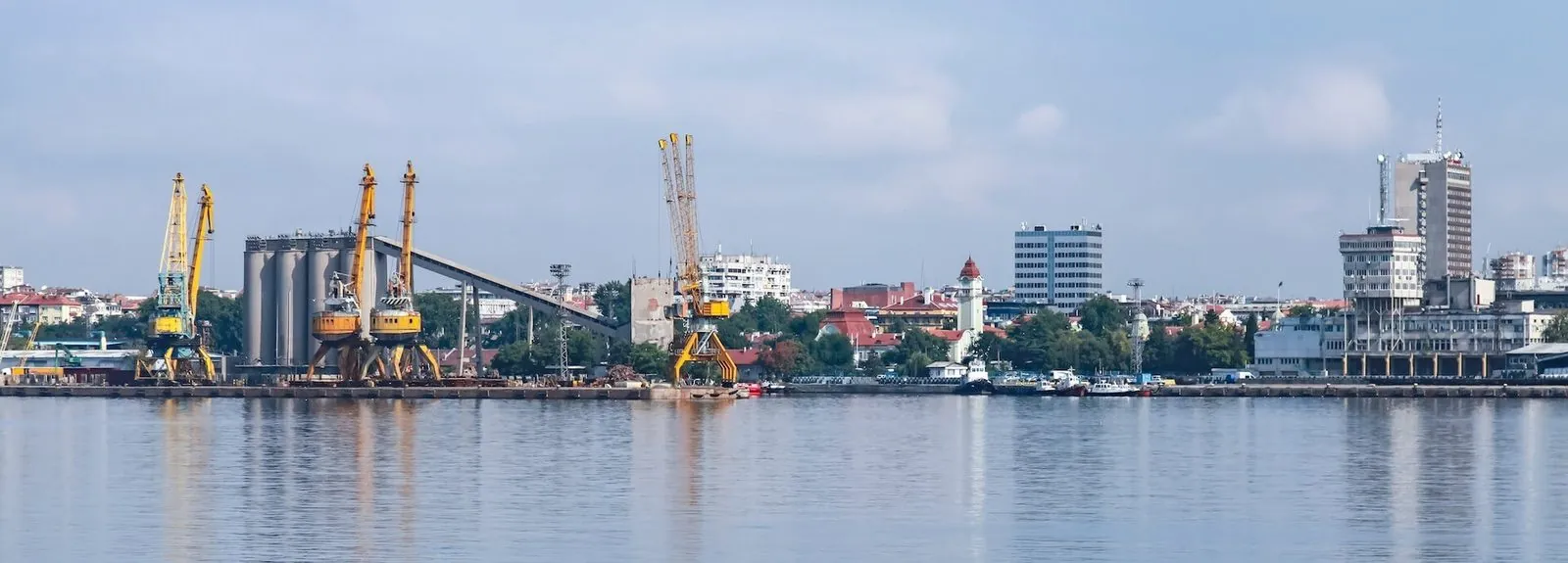 Hafen Burgas — Kräne und Uferfront