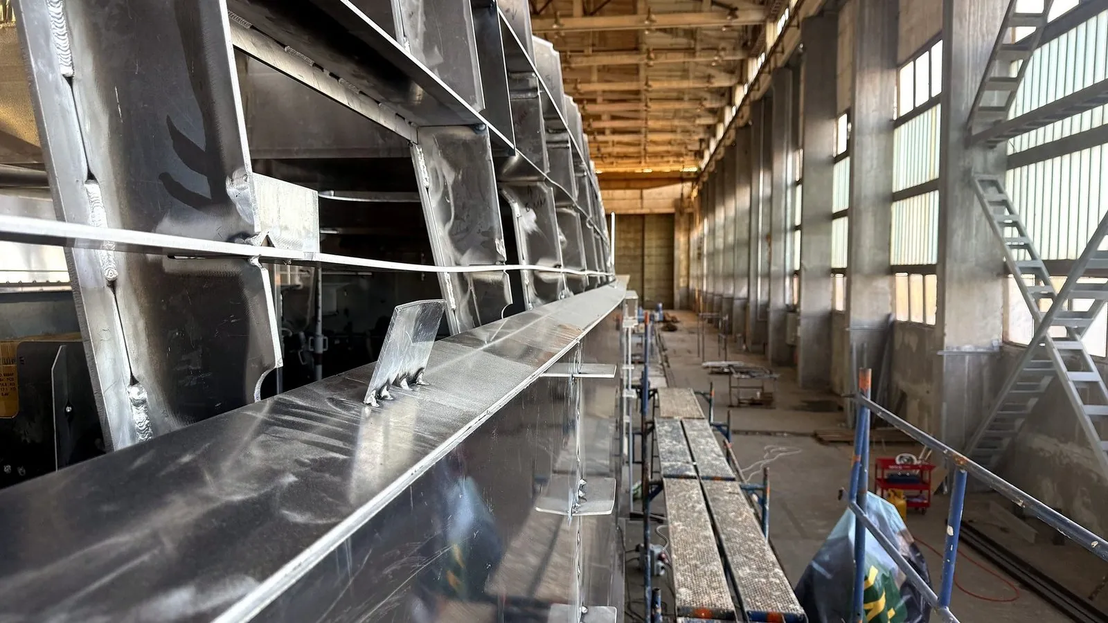 Aluminium-Rumpfstruktur bei der Montage in der Produktionshalle in Burgas