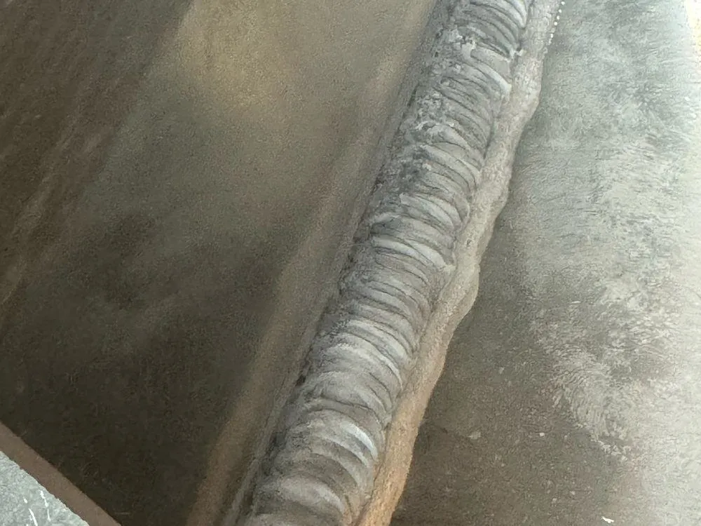 Eine Schweißnaht in Aluminiumplatte — und die Wärme, die sie hinterlässt